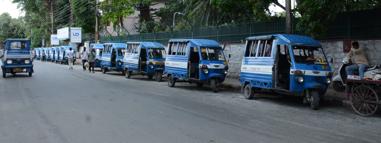 दर्शन लाल चौक पर टेंपो तो खड़े हैं मगर सवारियों का कुछ भी पता नहीं है जिस कारण टेंपो चालक काफी परेशान हो रहे हैं
